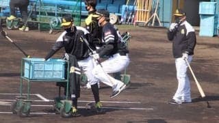 鷹・小久保ヘッドにも罰ゲーム　ノックミスに松田らから野次「へ～い！」