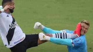スパイク裏がGKの顔面に...ブラジルで“超危険タックル”
