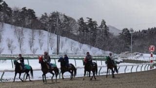関係者が玉串奉奠を行い人馬の安全を祈願　岩手競馬、2021年も『調教始め式』を実施