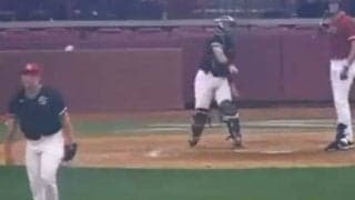 捕手の二塁送球が後頭部を“直撃”　悶絶する投手に同情「悪夢」「なんてこった」