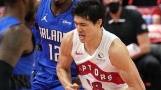 【NBA】女性審判と話し込む渡邊雄太　試合中の何気ない1枚に米ファン反響「可愛いユウタ」