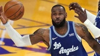 【NBA】レブロン、コートが狭く見える“高速チェストパス”に米メディア称賛「ダーツ投げた」