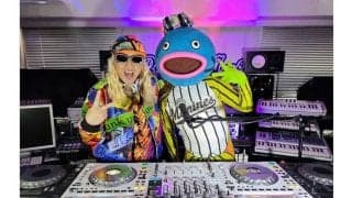 ロッテ謎の魚「ひねりないタイトルでスイマ千円！」　デビュー曲名決定、DJ KOOと対面
