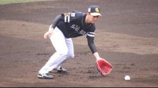 日本シリーズMVPの鷹・栗原が初のサード挑戦　投内連携ではミスも、ノックは華麗に捌く