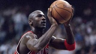 【NBA】ジョーダンがフリースローラインから跳んだ！　伝説ダンクに米熱狂「忘れられない！」