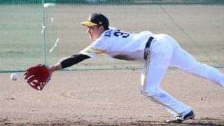 鷹・栗原陵矢の三塁挑戦　本多コーチが語る真意と実現の可能性は？