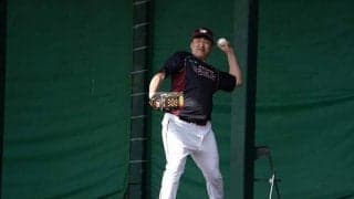 楽天石井監督、打撃投手へブルペン入りも「届かない！」　数メートル前から投球