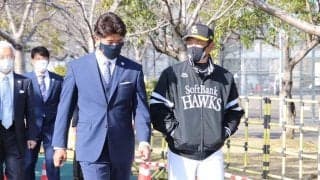 侍J稲葉監督を小久保ヘッドが出迎え　鷹キャンプで新旧侍指揮官のツーショット実現