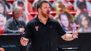 米大学バスケでドタバタ退場劇　猛抗議での座り込みにファン笑撃「壊れちゃったな」