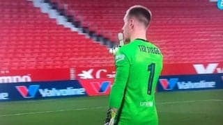 バルサ守護神が珍しくお怒り...ゴール裏へ向かって“黙れジェスチャー”