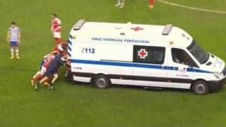 ピッチに入った救急車が故障で停止...選手が押し出すことに