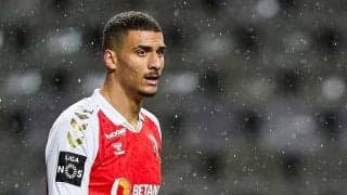 海外サッカー場で救急車が故障　車両押す必死な選手に英注目「ピッチにタイヤ痕が…」