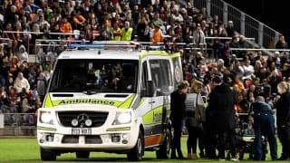 駆けつけた救急車がトラブルでピッチ内に立ち往生…両軍の選手が押して動かす事態に