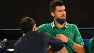 ジョコビッチ 4回戦進出も全豪V9に黄色信号。脇腹を故障し苦悶の表情