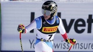 スイスの美人スキー選手、目元だけ出た“表彰台の1枚”に海外反響「マスクを外して!!」