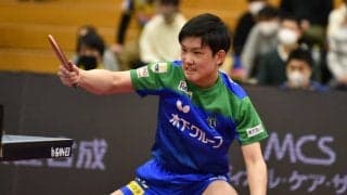 張本智和「何回も負けそうになった」“粘りの卓球”で2勝しヒーローに