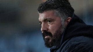 不甲斐ないチームに喝！ナポリファンがユベントス戦前にチームホテル前に集結、監督はヒゲを剃る？