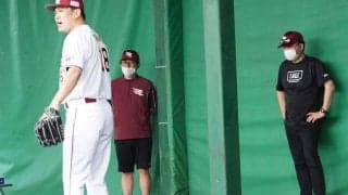 楽天田中将、三木谷オーナー“御前”投球47球　右打席の小山コーチに「一応ミットを」