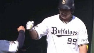 「なんで詰まってホームラン…」　オリ杉本、豪快フルスイングの“今季1号”が凄い