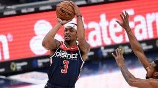 【NBA】八村同僚、ボール探して“ほふく前進”　試合中の珍場面に米爆笑「彼はなんでもやる」