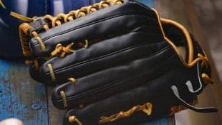 現在の主流は「ケースに入れる」　グラブを遠征バッグに入れなくなった理由