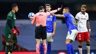 「なぜそこにいる？」無人のゴールへシュートも“主審”が衝撃のブロック