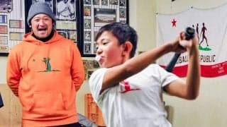 ガム噛みながら練習する子どもたち　“型破り”な野球塾が支持されるワケ