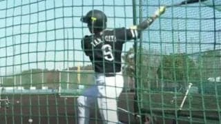 鷹柳田のド迫力スイングを下から覗くと？　聞こえる絶叫…貴重映像にファン称賛