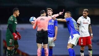 主審がゴール阻止!?　まさかの“シュートブロック”に海外「12人対11人」「なんで」