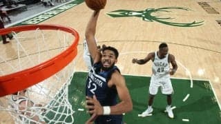 コロナで母親を亡くしたカール・アンソニー・タウンズ、サポートしてくれたアデトクンボに「感謝している」