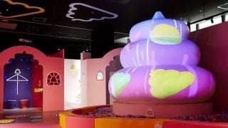 鷹が衝撃コラボ「うんこミュージアム」開催　うんこにまみれる非日常の体験が…