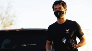 ダルビッシュが“左投げ”に…　貴重写真にMLB公式も驚き「新たな両利きの投手？」