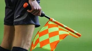 まさに貰い事故…猛烈スライディングタックルを受けた“不運”な審判が治療を受ける