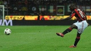 低空でゆらゆら揺れるブレ球FK！セードルフが決めたパワフルな無回転シュート/2010-11【ビューティフル・フリーキック】