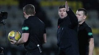 監督がハーフタイム中に2枚のイエローカード、退席のジェラード監督が審判を酷評「明らかなPK。妨害者だ」