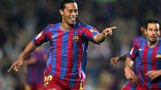 これが天才ファンタジスタの当て勘！ロナウジーニョがコンパクトなスイングから決めた完璧なボレー/2005-06【インクレディブル・ゴールズ】