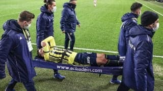 プレー機会を得ていたエジルが担架で運び出される…足首捻挫か