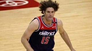 ウィザーズのロビン・ロペス…本田圭佑の次は香川真司の「10番」で会場入り