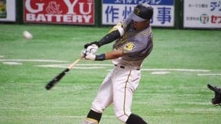 阪神ドラ1佐藤輝、OP戦初打席で衝撃の1号！　石川との“モノノフ”対決を制する