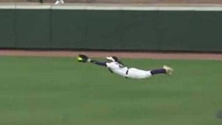 「アメージング」なスーパープレー！　空中を舞った女子ソフトNo1美技が米で話題