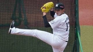 迫力満点！　佐々木朗希の剛球シート打撃動画、ロッテ広報室も驚く大反響