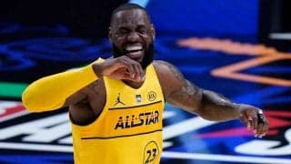 【NBA】レブロンが「アンフェアだ」と絶賛　名手2人の“ハーフコートショット”競演に米感嘆