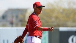 【MLB】背中越しにボールをトス、クセ強め“超変則ゲッツー”にファン絶叫「非現実的だ」