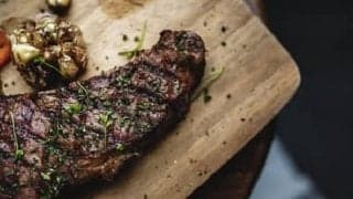 ダイエット中こそ肉食？！赤身肉を食べて肥満を防止しましょう。