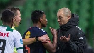 オランダ1部で珍事　選手と敵将の“ひと悶着”に海外注目「痛がり方がまるで子ども」