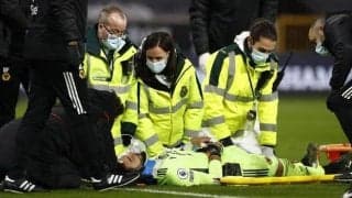 ウルブスGKが脳震盪で意識不明...長時間の治療から担架で運ばれる