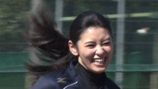 美女たちが全力疾走「息が止まりそう」　話題の野球女子5人の“本気”ベーラン対決