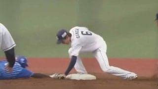 足音を立てずに忍び寄る影…　走者を仕留める西武・源田の「タッチが速すぎ」