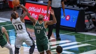 バックスがスパーズを下して今季最長の6連勝、新加入PJ・タッカーの初戦を勝利で飾る