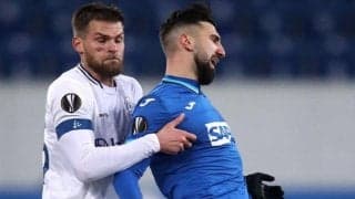 顔面に肘鉄が直撃で失神…ピッチ上で選手が一時完全に意識を失う交錯プレーが発生